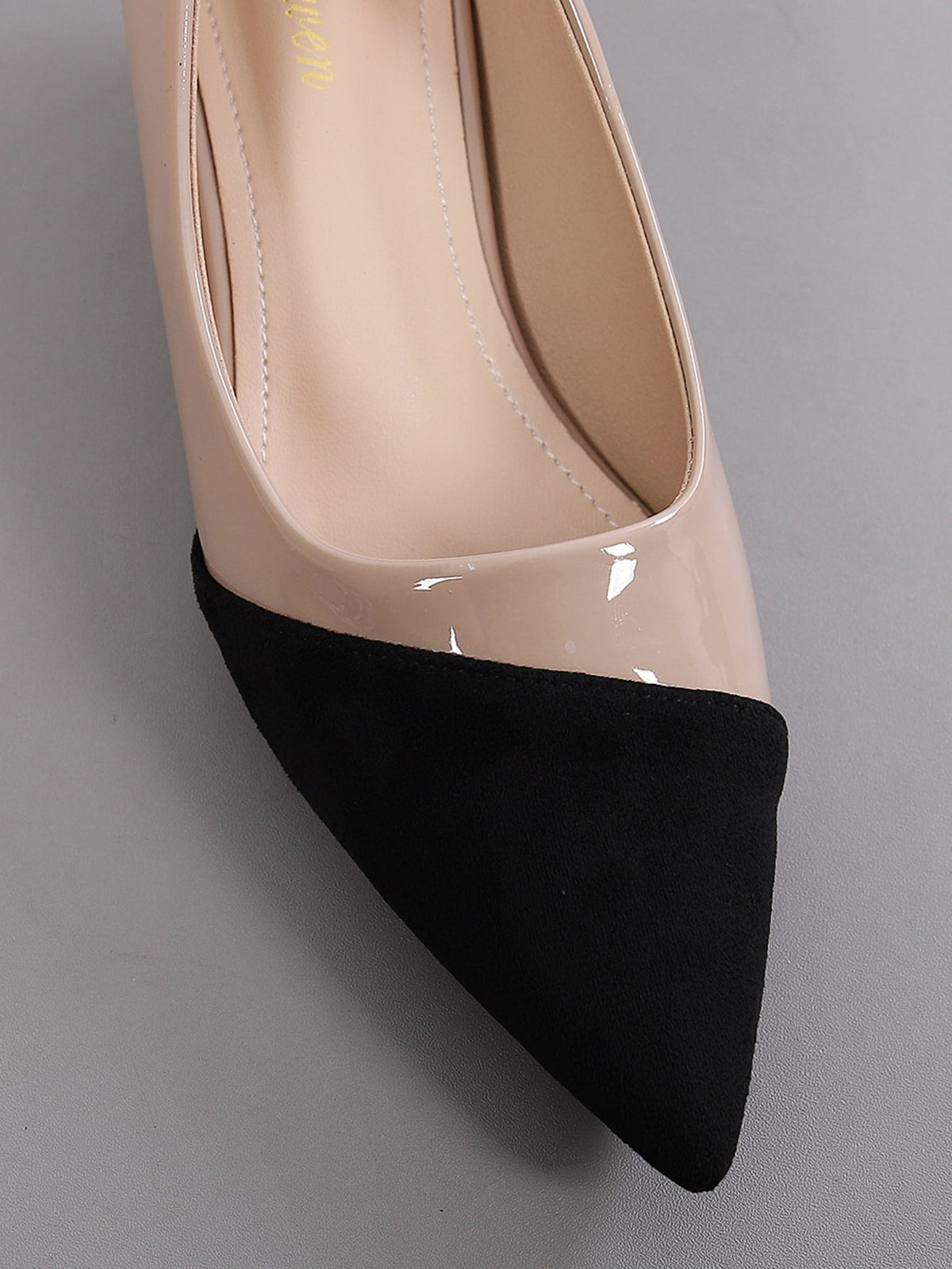 Sapato Scarpin Bico Fino Com Design Bicolor Elegante