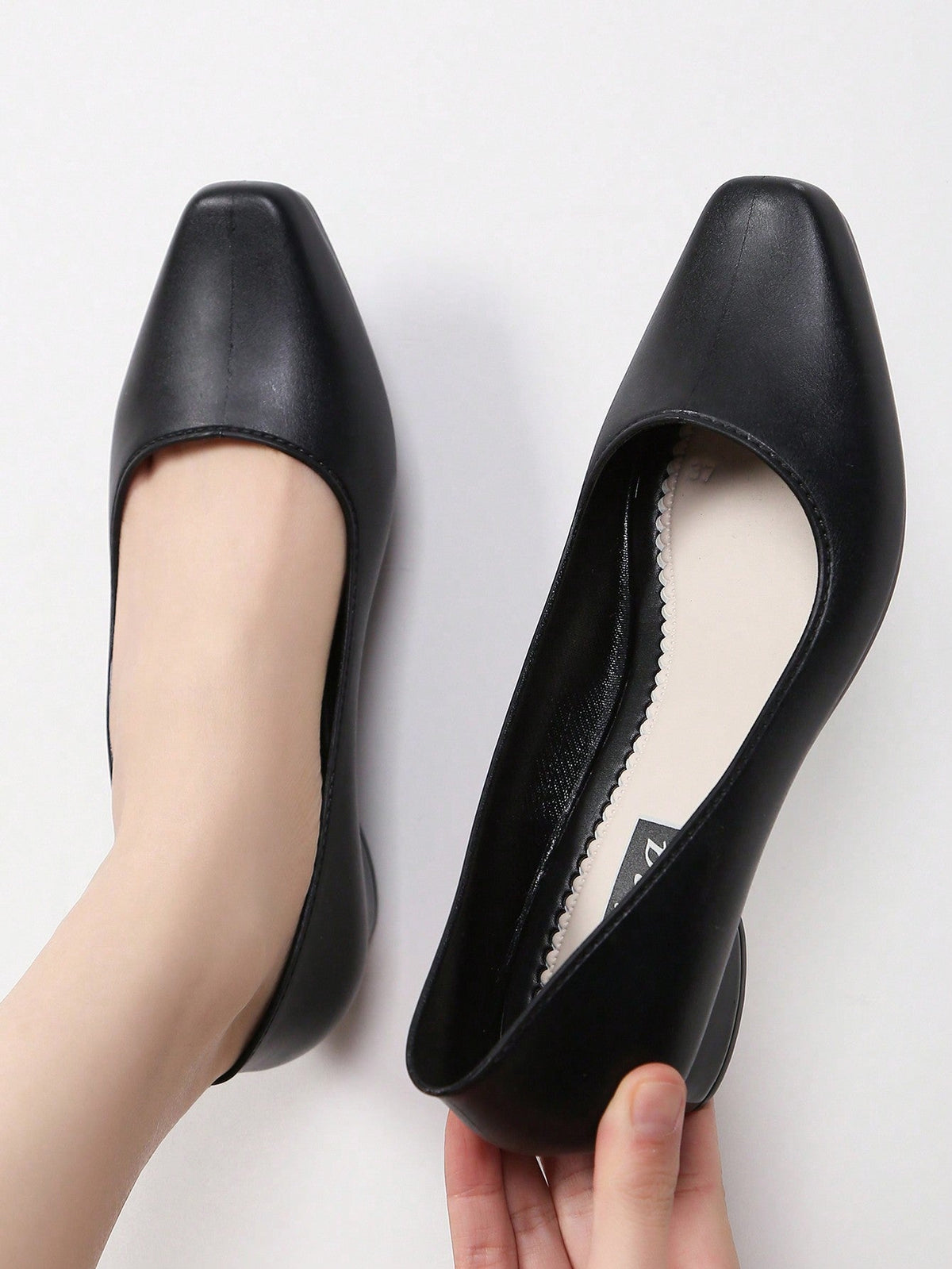 Sapato Bico Quadrado Liso Com Design Minimalista