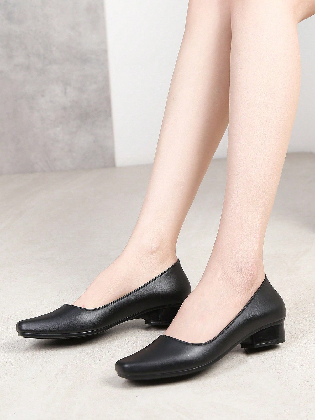 Sapato Bico Quadrado Liso Com Design Minimalista