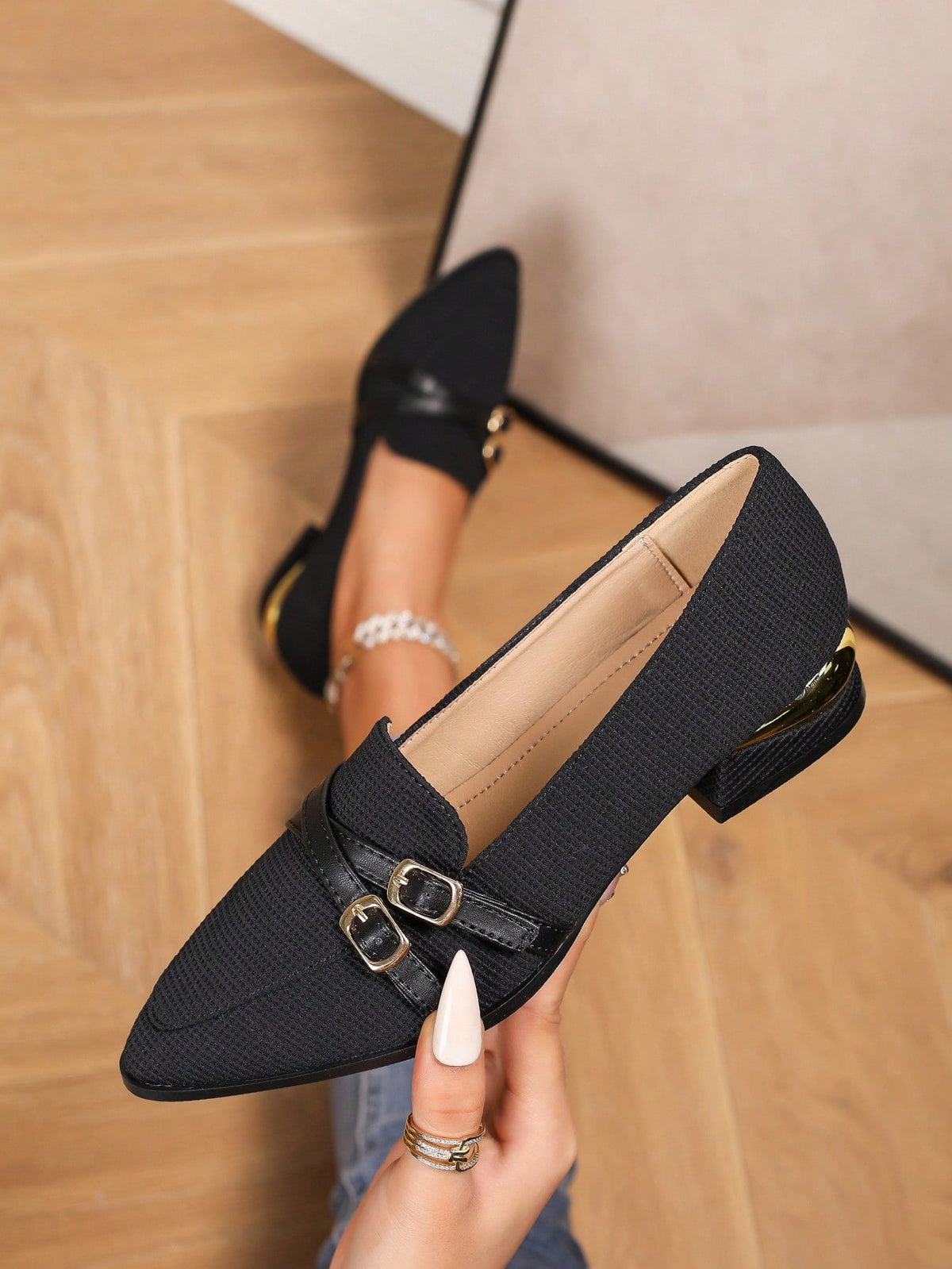 Sapato Mocassim Bico Fino Com Duas Fivelas Elegantes