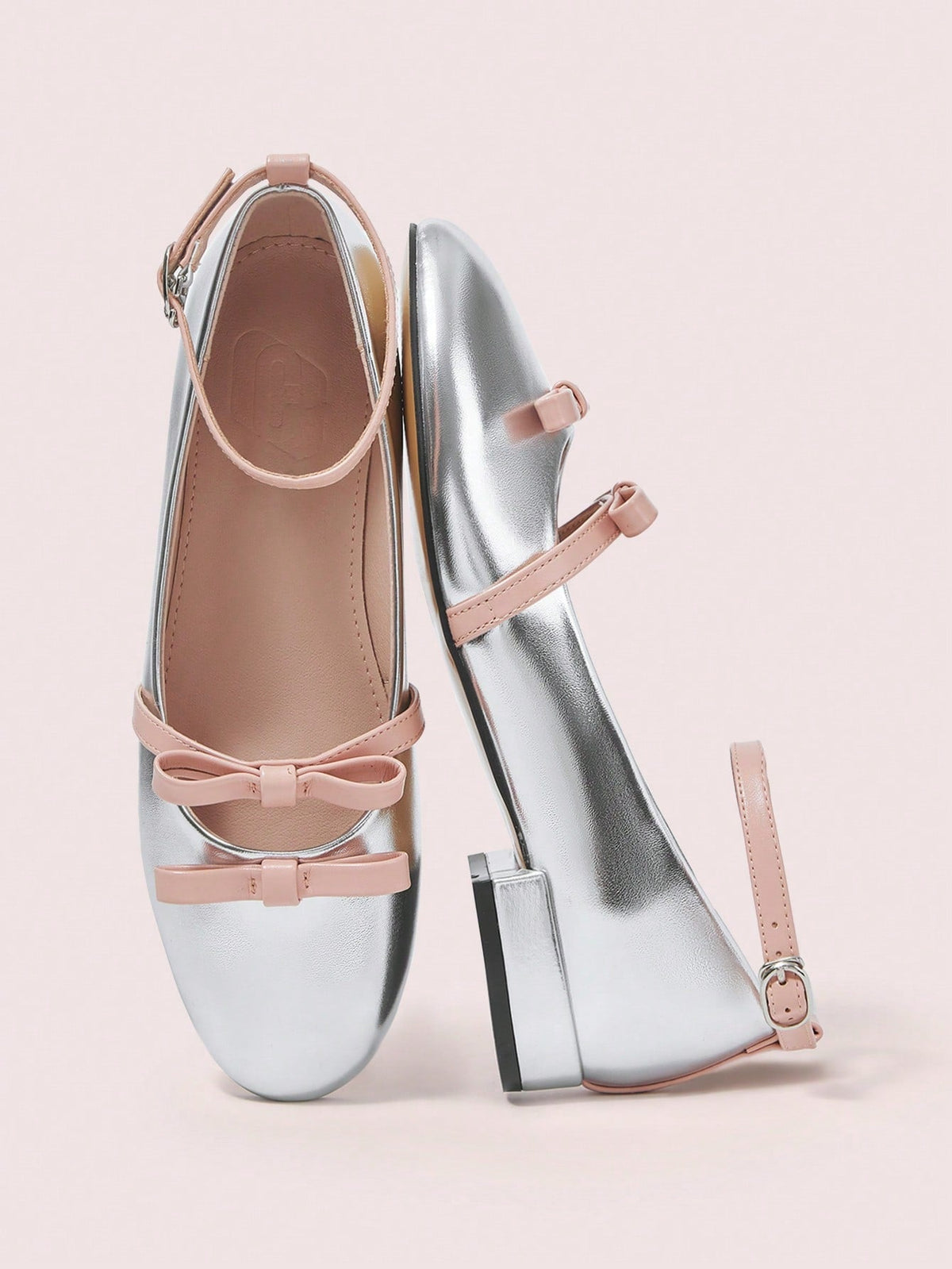 Sapato Metalizado Com Duas Tiras Laço E Fecho Elegante