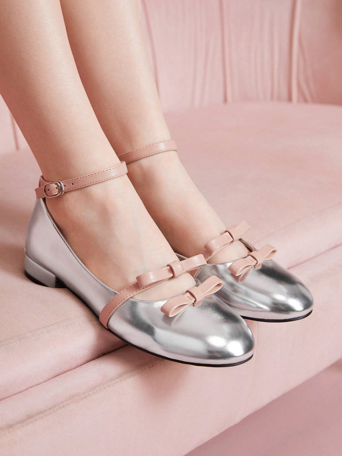 Sapato Metalizado Com Duas Tiras Laço E Fecho Elegante