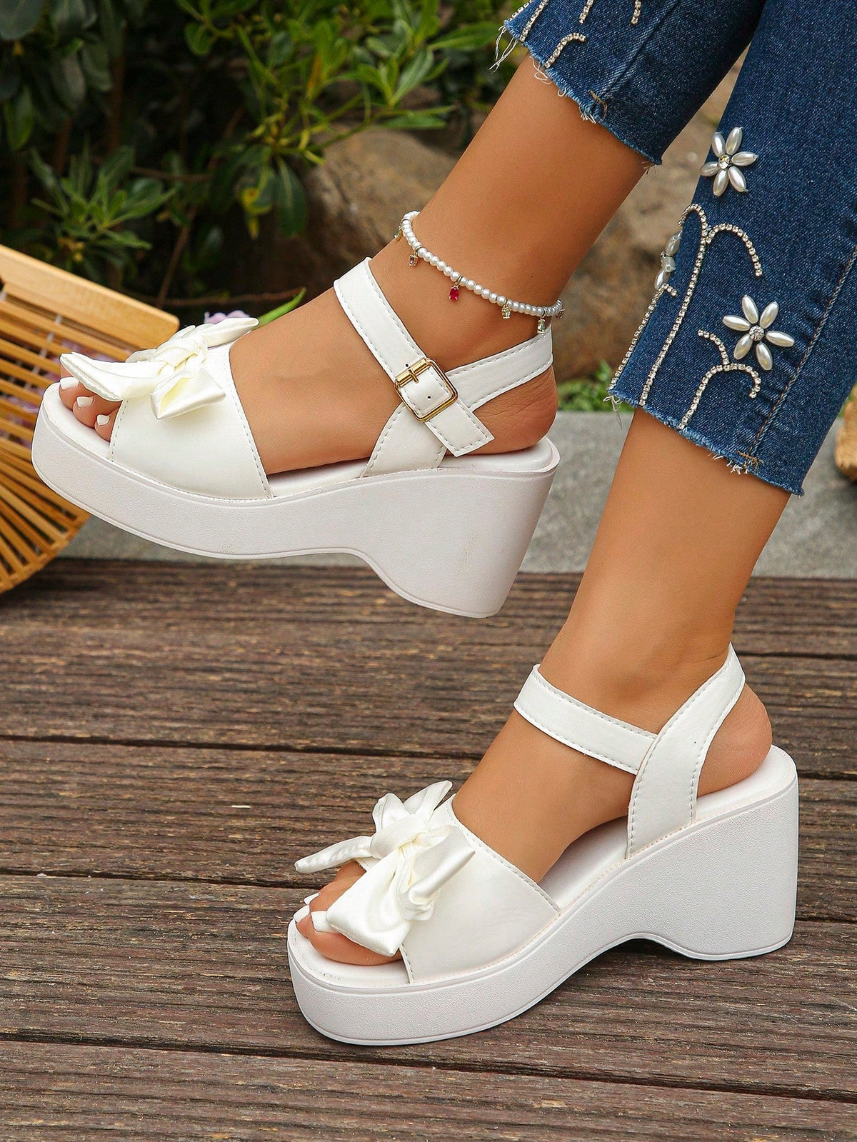Sandália Anabela Com Laços E Fivela Ajustável